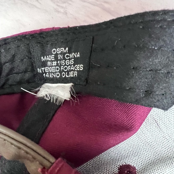 Harry Potter Hogwarts Crest Platform 9 3/4 Hat Maroon Red Adjustable Cap - Picture 4 of 8